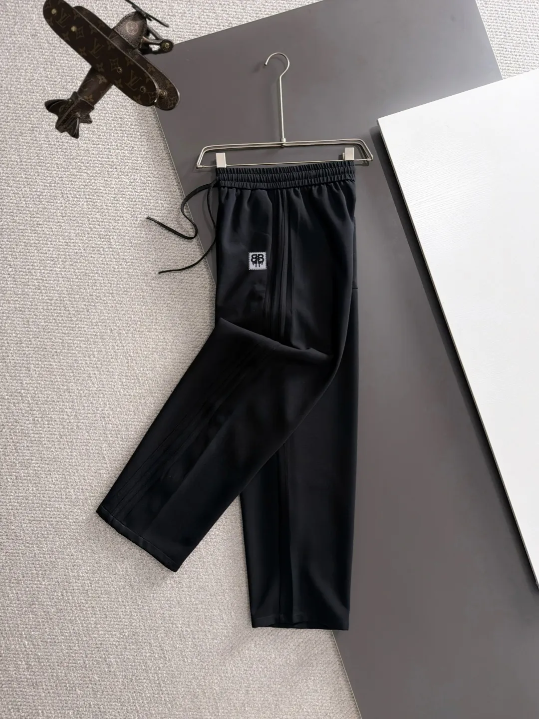Next day shipment P195 Balenciaga 2026 Autumn and Winter New Arrival elastic band casual pants, counter-customized fabrics, Breathable, high comfort, impeccable details, brand element design concept, reflecting high quality. It feels delicate and soft! It presents a casual cut and the upper body shape is great! Sizes:S-3XL